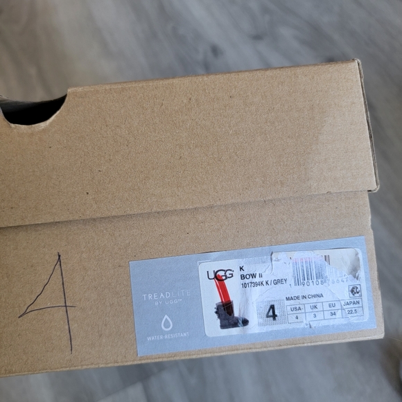 UGG Kids Bailey Bow II Water-resistant Suede Boot. - Picture 8 of 8